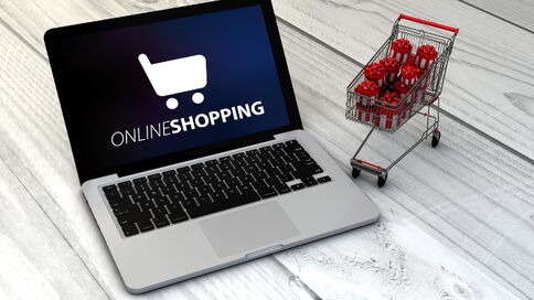 Rechter Teil eines Laptops, der ein Onlineshop für Damenbekleidung zeigt. Ein Bild mit Frau in weißer Hose und rotem T-Shirt ist rechts unten in der Ecke zu sehen.
