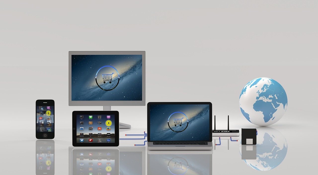 4 verschiedene Geräte%3A Smartphone links, rechts daneben Desktop und Tablet, dann rechts Notebook