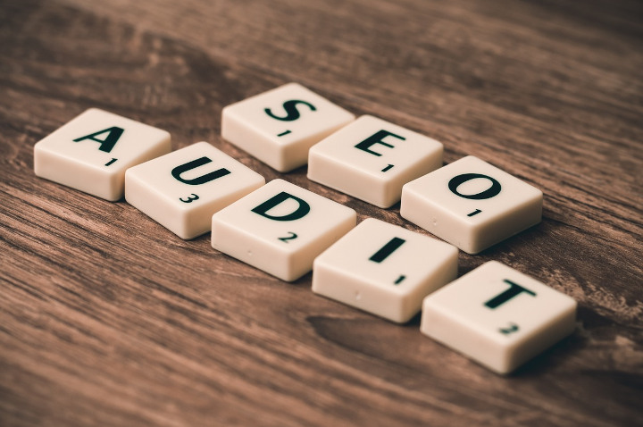 Buchstaben-Steine mit dem Wort SEO Audit für eine professionelle Suchmaschinenoptimierung